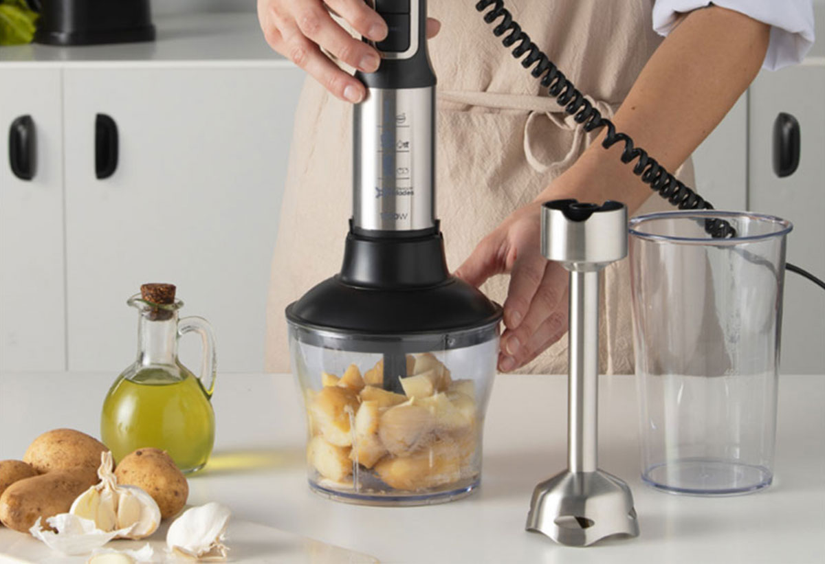  Στην εικόνα απεικονίζεται το ραβδομπλέντερ 2 σε 1 σε λειτουργία μπλέντερ εν ώρα χρήσης.